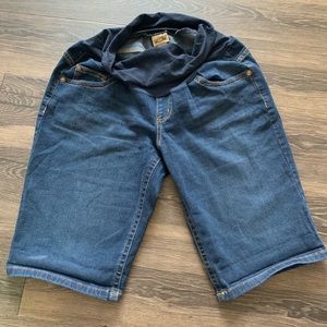 Pregnant shorts woman